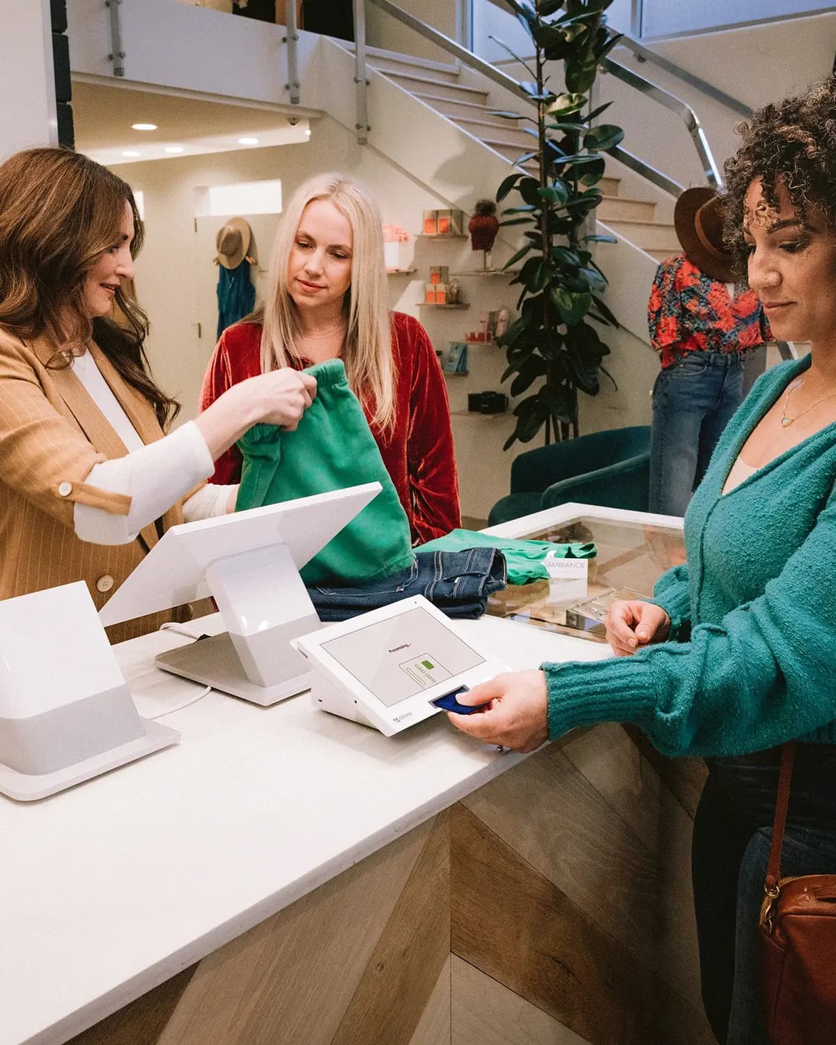 Clover Station Duo 2 at a retail checkout with customer-facing display